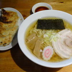 手打ち佐野ラーメン(650円)，焼餃子5個(430円)