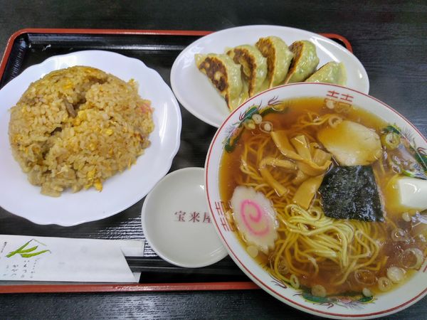 「ラーメン350円 チャーハン450円 餃子300円」@宝来屋の写真