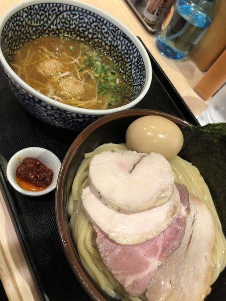 「特製濃厚魚介つけ麺+中盛+Premium吊るし焼きチャーシュ」@麺屋 一燈の写真