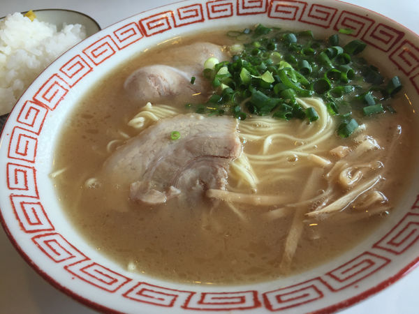 「豚骨ラーメン定食」@ラーメン ドルフィンの写真