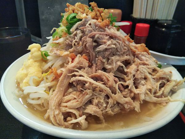 「塩豚骨ラーメン　：太麺　※野菜：大＆ショウガ：大」@麺とび 六方 松川店の写真