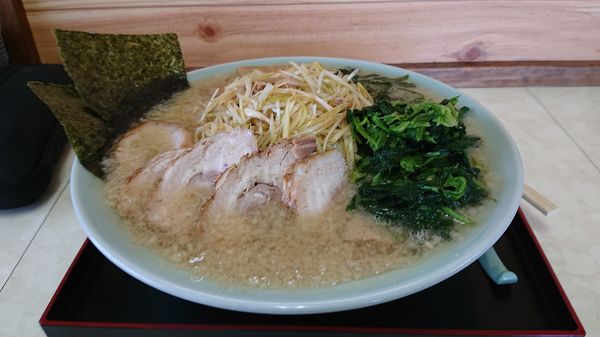 「ネギチャーシューメン 中盛り ネギ増し 油多め ホウレン草」@ラーメンショップ 塚崎店の写真