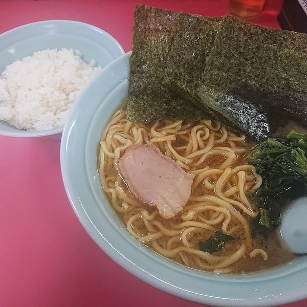 「ラーメン中盛800円(硬め)、ライス160円」@沼津家の写真