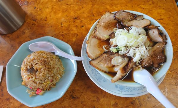 「チャーシュー多い麺 +半チャーハン」@かし亀の写真