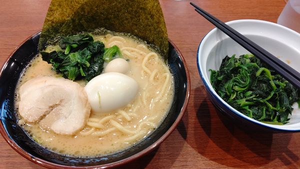 「味玉ラーメン+ほうれん草」@横浜家系ラーメン本郷家の写真