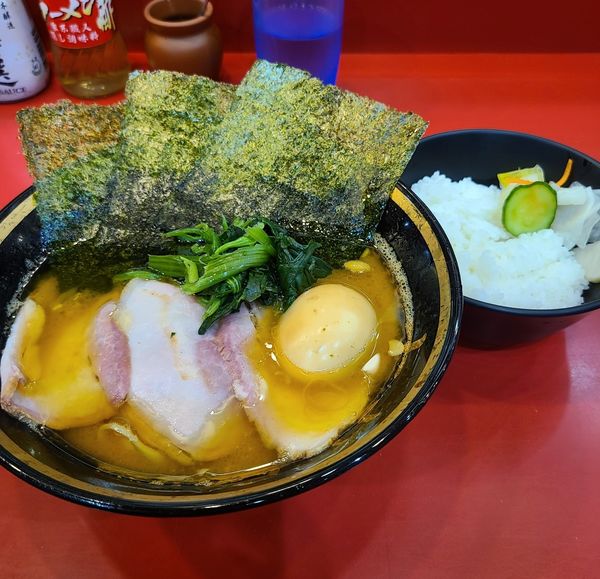 「チャーシューメン¥810+味玉¥50+ライス¥110」@家系総本山 ラーメン吉村家の写真