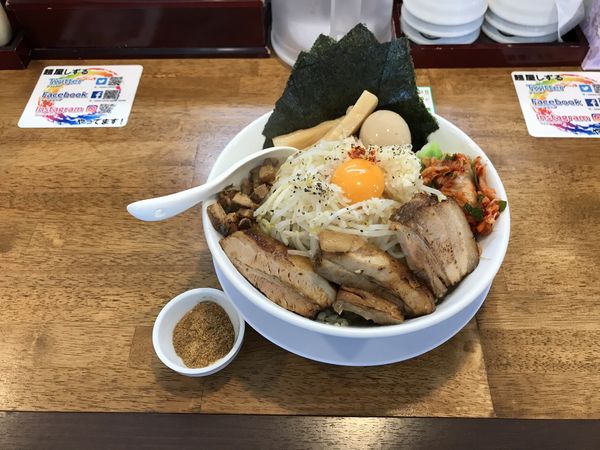 「期間限定まぜそば」@麺屋しずる 豊川店の写真