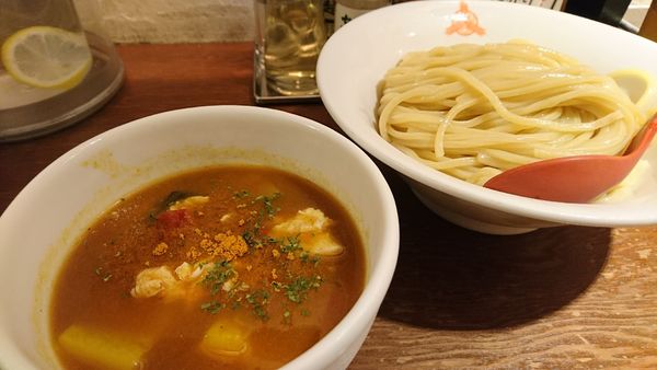 「【昼】限定：三田流冷やし夏野菜カレーつけ麺」@つけ麺専門店 三田製麺所 渋谷道玄坂店の写真