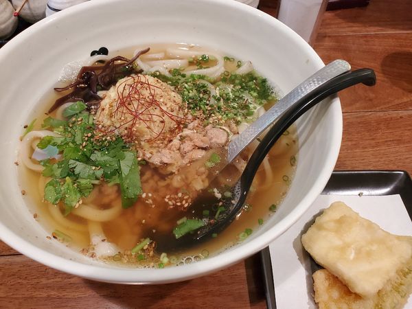 「かしわしょうが おうどんセット」@かばのおうどん 横浜元町本店の写真