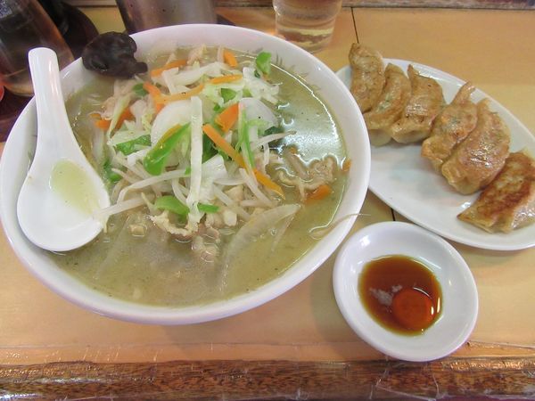 「タンメン（８２５円）＋餃子４７０円」@中華料理 錦竜の写真