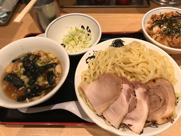 「つけざる並850円＋ロースチャーシュー」@松戸富田麺業 千葉駅構内店の写真