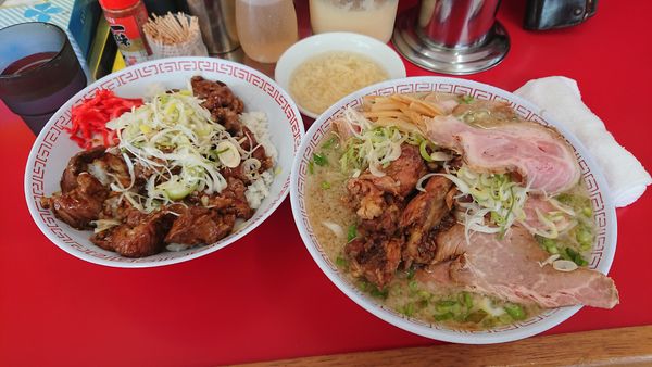 「味噌ﾊﾟｲｶﾁｬｰｼｭｰﾒﾝ900円+他」@ラーメンスタンド とん平食堂の写真