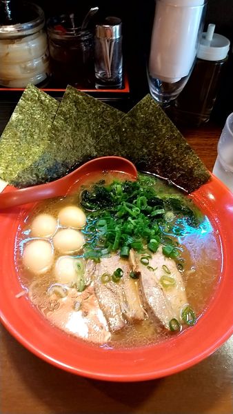 「ラーメン（細麺）＋うずら（６５０円＋１００円）」@豚骨らーめん みうら家の写真