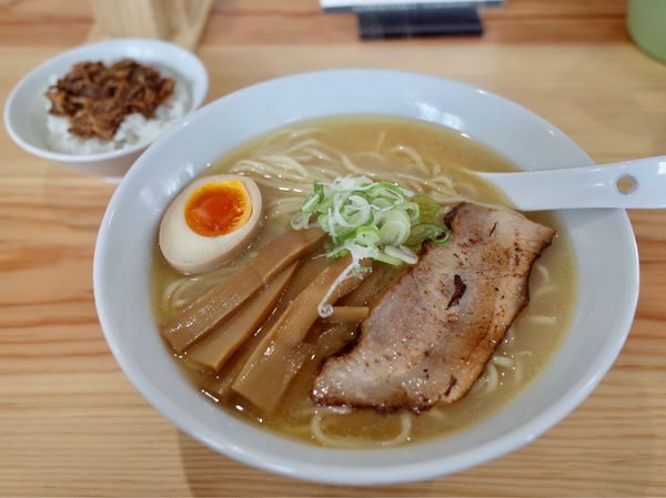 「塩らーめん 大盛…900円・チャーシュー丼…150円‬」@よなやの写真