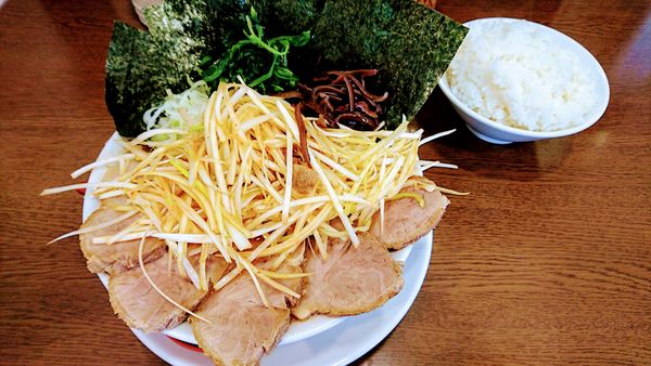 「ネギチャーシューメン(麺硬め･味濃いめ)+海苔･ライス大」@うまいヨ ゆうちゃんラーメンの写真