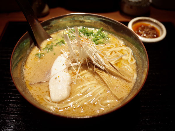 「海老白湯ラーメン…960円」@海老で鯛を釣る麺堂。 神楽の写真