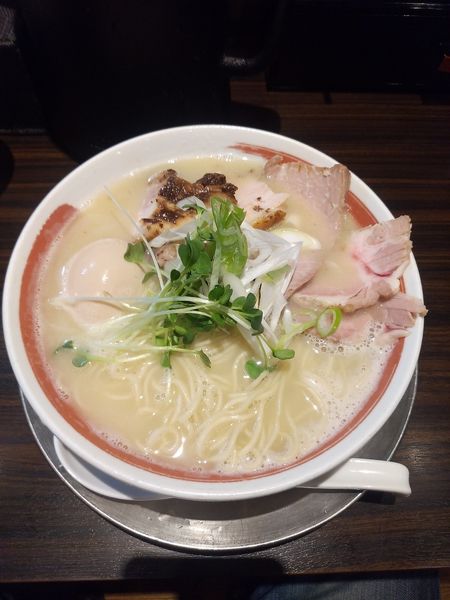 「ﾁｬｰｼｭｰ濃厚鶏しおらーめん+味玉 ﾒﾝﾏ抜き」@ら〜めん剣豪の写真