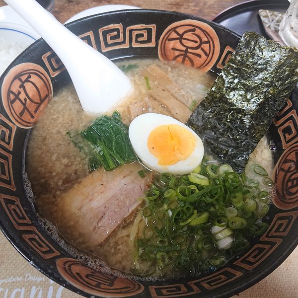 「満月ラーメン660円、生ビール495円×2、セット220円」@満月の写真