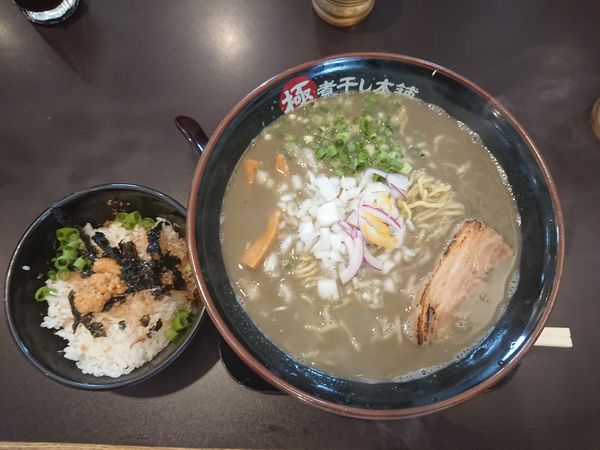 「極濃煮干し豚骨ラーメン大盛+山わさびご飯￥1090」@極煮干し本舗 久喜店の写真
