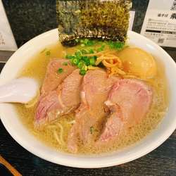 自家製ローストビーフの牛骨塩生姜らー麺