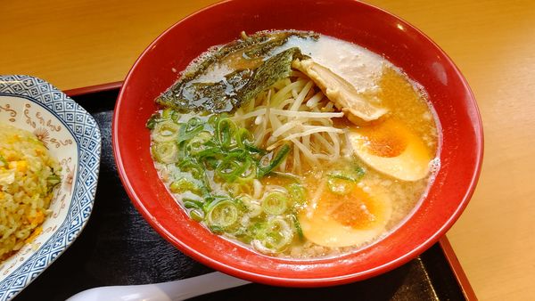 「にんたま味噌ラーメンチャーハンセット940円」@ゆにろ～ず 横戸店の写真