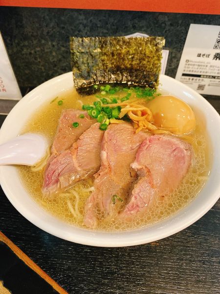 「自家製ローストビーフの牛骨塩生姜らー麺」@塩そば 桑ばらの写真