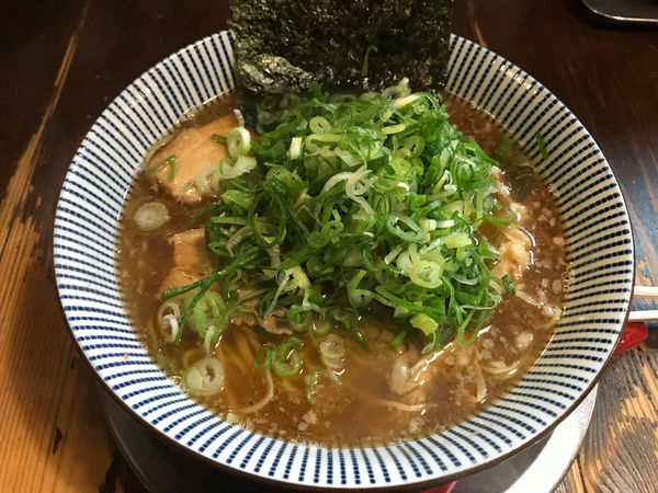 「だし醤油ラーメン大盛九条ネギ790＋100円」@夜鳴き軒の写真