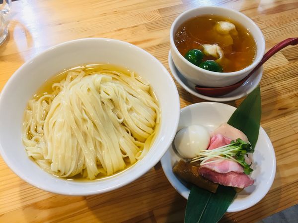 「濃厚清湯 白醤油つけ麺 平打ち麺（ワンタン・味付け卵入り）」@自家製麺 くろ松の写真