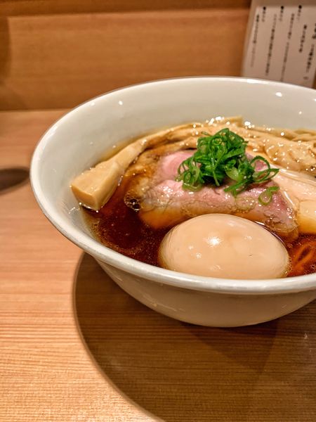 「醤油らぁ麺」@らぁ麺 はやし田 新宿本店の写真