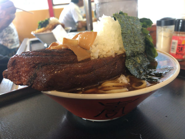 「原始人骨付きチャーシュー麺」@福のじの写真