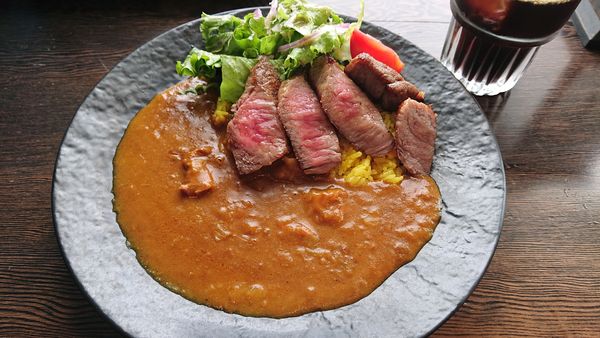 「葉山牛１００ｇがのったカレー　３５２０円　※」@マーロウ 葉山マリーナ店の写真