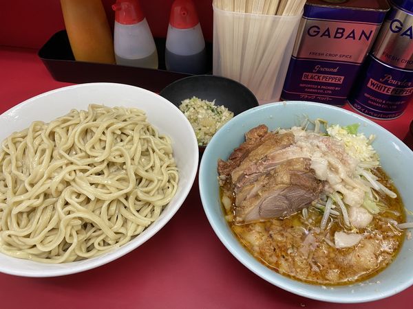 「大ラーメンぶた5枚入り、つけ麺、鬼おろし大葉MIX」@ラーメン二郎 中山駅前店の写真