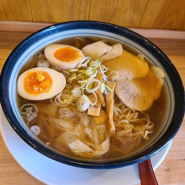 「煮玉子入りワンタンメン¥890」@ワンタンメンの満月 三鷹店の写真