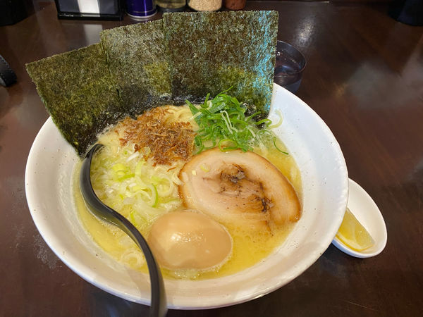 「極み鶏780円、大盛り100円、味玉ランチタイムサービ」@麺侍右京 反町店の写真