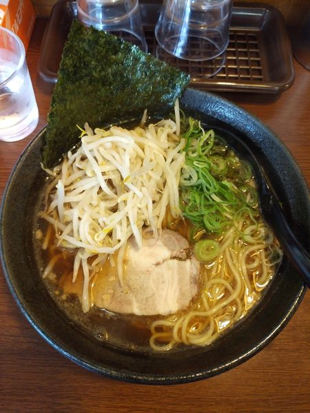 「醤油ラーメン並盛  ﾒﾝﾏ、ｷｸﾗｹﾞ抜き」@越後ラーメン 維新 湯沢本店の写真