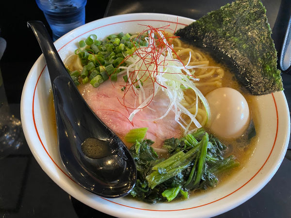 「豚骨醤油ラーメン（大）950円＋味玉100円」@SHOWTIME-Ramen-の写真