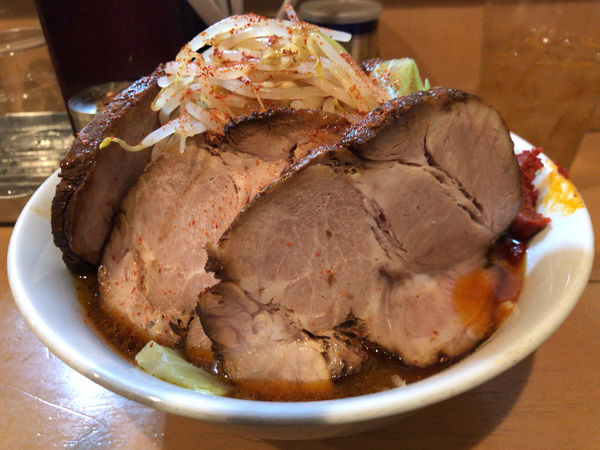「辛麺大 チャーシュー増し」@麺屋 司の写真