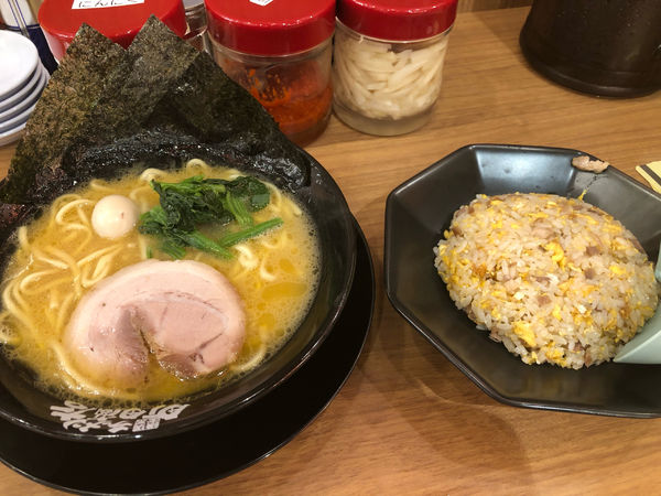 「醤油ラーメン炒飯セット1000円、硬め濃いめ」@町田商店 由比ヶ浜店の写真