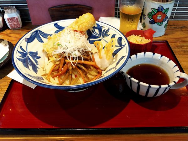 「肉きんぴらぶっかけ(冷)・鯛ちくわ天増し」@うどん工房 悠々の写真