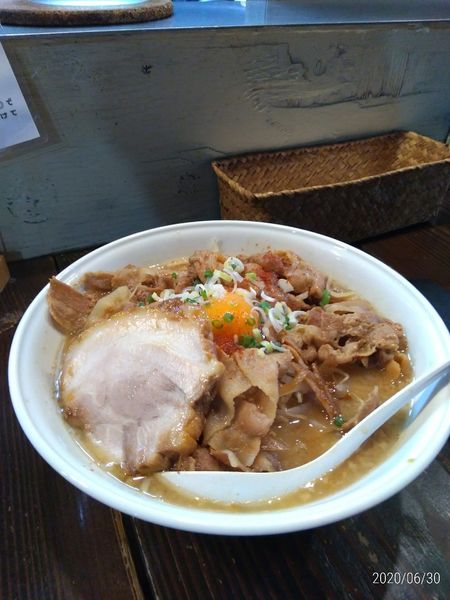 「SSR  　すき焼き風スタミナラーメン　大盛り肉増し」@pumehana RA-MEN + CAFE BARの写真