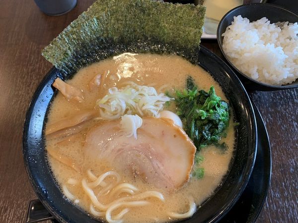 「豚骨醤油＋サービスライス」@山亀家 稲毛店の写真