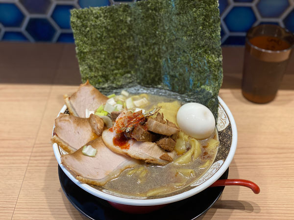 「特製すごい煮干しラーメン」@すごい煮干ラーメン野毛 すし 釣りきんの写真