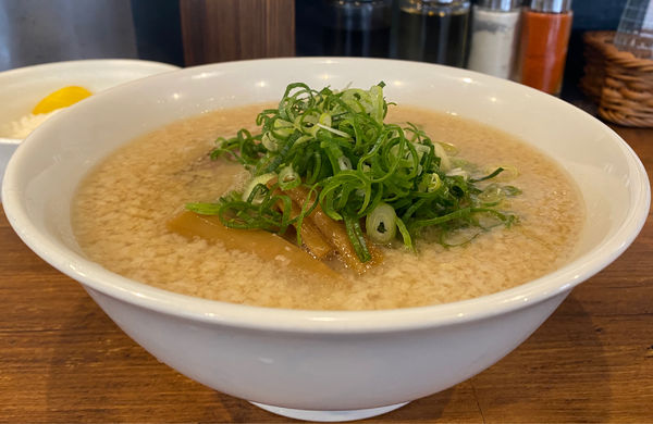 「ラーメン780円+半ライス(ランチサービス)」@らーめん一途の写真