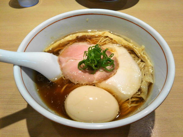 「味玉醤油らぁ麺８８０円」@らぁ麺ふじ松 大船店の写真