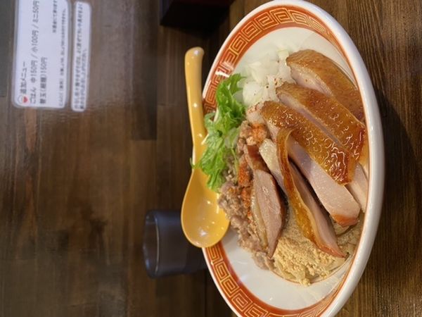 「スモークチキン　チー油まぜそば」@麺や一芯の写真