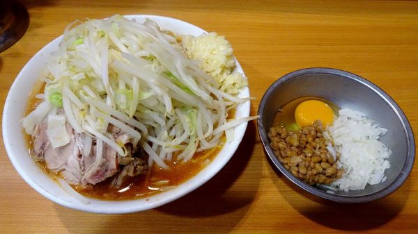 「小ラーメン（790円）＋辛い奴＋納豆たまねぎたまご　ニンニク」@ラーメン二郎 八王子野猿街道店2の写真