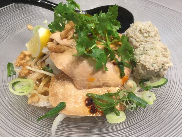 「【夏季限定】よだれ鶏のピリ辛まぜそば＋肉団子」@鶏王けいすけ 秋葉原店の写真