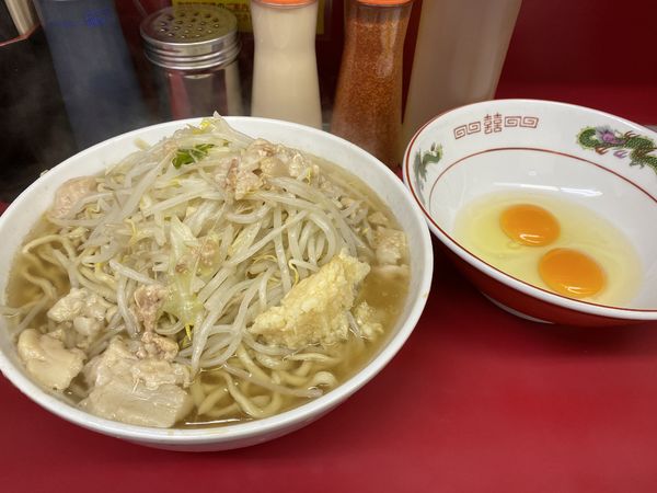 「大ラーメン、生卵×2」@ラーメン二郎 湘南藤沢店の写真