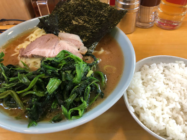 「ラーメン中盛り770円、ほうれん草増し100円」@横浜家系ラーメン みと家の写真
