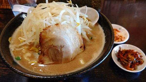 「とんこつ(おもめ）＋モヤシ＋替え玉赤」@上を向いていこうの写真